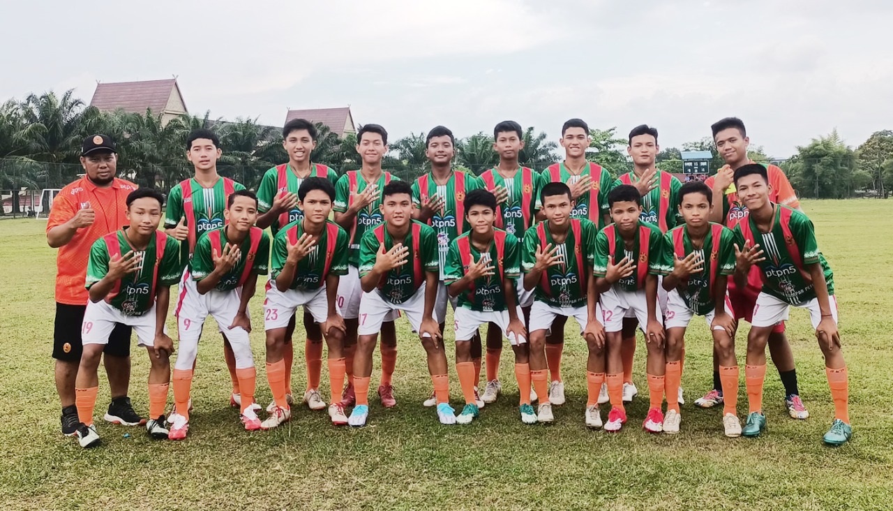 Para pemain SSB PTPN 5 U-16 yang akan turun di Piala Gubernur Sumatra Utara di Batu Bara, 14-18 September 2022, foto bersama pelatih Hasan Basri (paling kiri), beberapa waktu lalu.